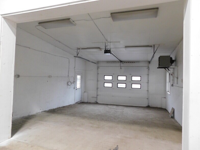 More Photos Of 42 Dorset Ln, Williston Manufacturing For Lease