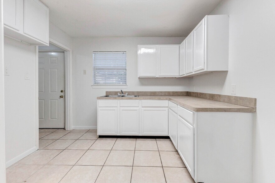 More Photos Of 1324 Avenue D, Katy Medical For Sale