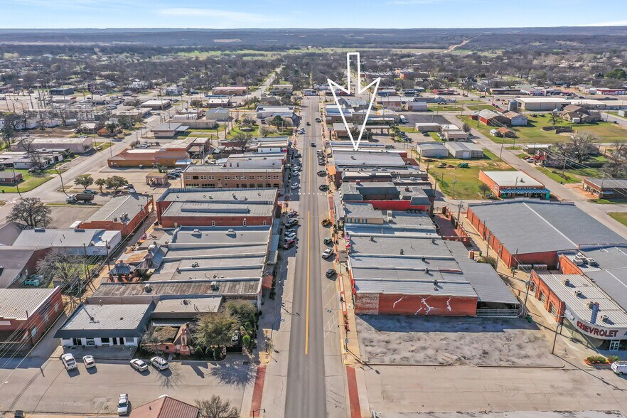 More Photos Of 207 Clay St, Nocona Storefront For Lease