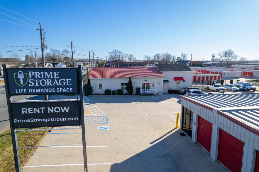 Primary Photo Of 1907 Maple Ave, Burlington Self Storage For Lease