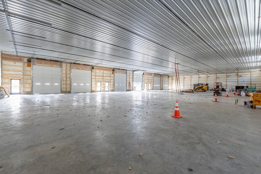 More Photos Of 32 London Ln, Seabrook Warehouse For Lease