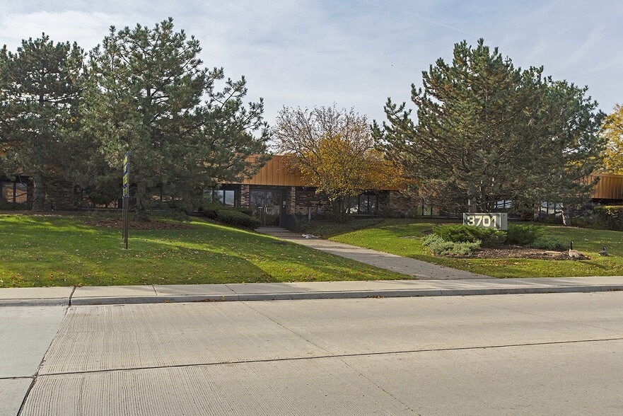 More Photos Of 3701 Commercial Dr, Northbrook Office For Lease