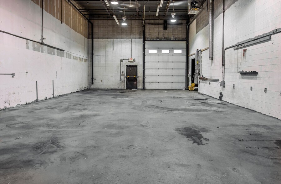 More Photos Of 2016 25th Ave NE, Calgary Light Distribution For Lease