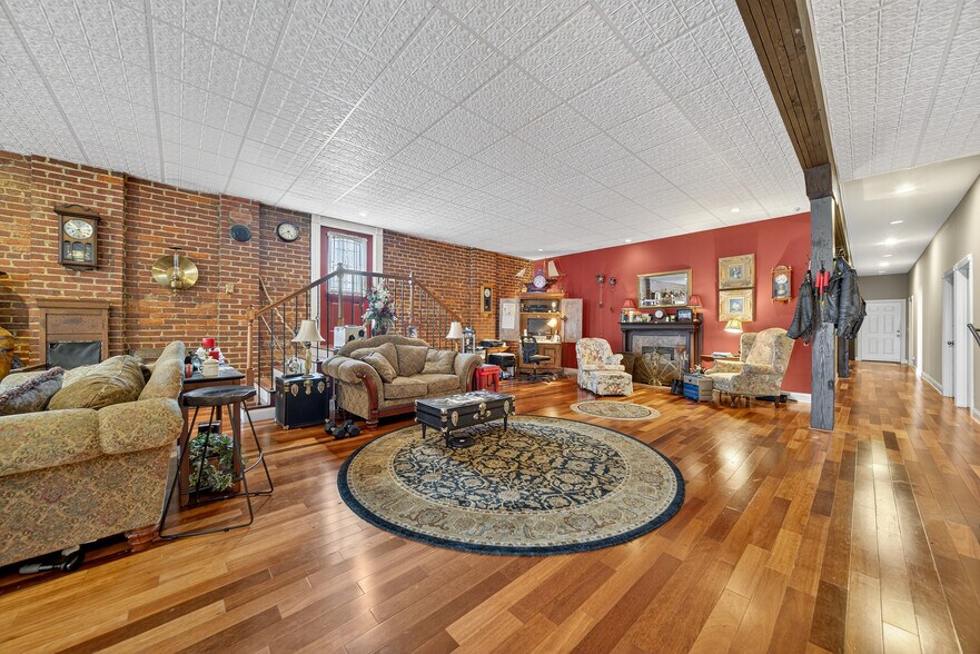 More Photos Of 109 7th Ave E, Springfield Flex For Sale