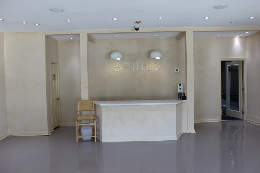 More Photos Of 840 S Robertson Blvd, Los Angeles Storefront Retail Office For Lease