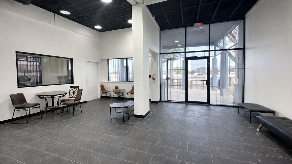 More Photos Of 13038 Research Blvd, Austin Freestanding For Lease
