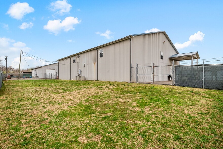 More Photos Of 1799 Alpine Dr, Clarksville Warehouse For Lease