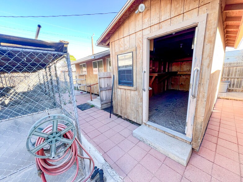 More Photos Of 3400 N Big Spring St, Midland Veterinarian Kennel For Sale