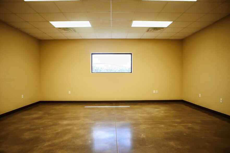 More Photos Of 2103 Longwood Dr, Brenham Warehouse For Lease