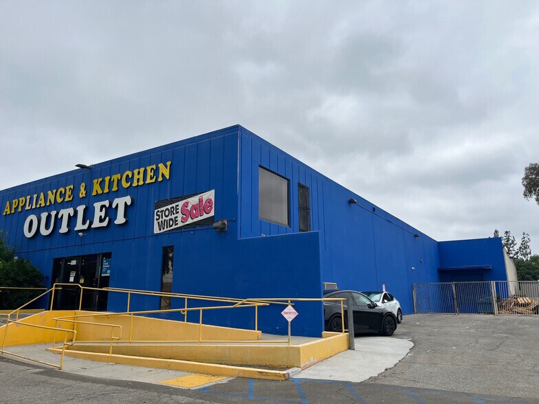 Primary Photo Of 6415 De Soto Ave, Woodland Hills Distribution For Lease