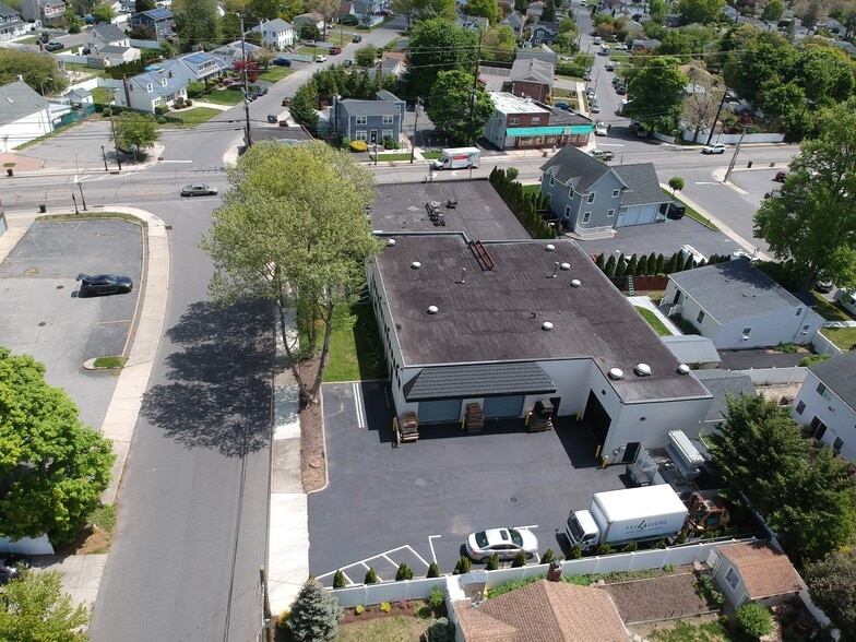 More Photos Of 980 Little East Neck Rd, West Babylon Showroom For Lease