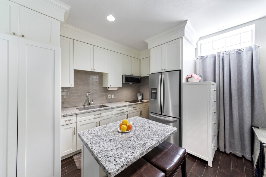 More Photos Of 722 Durham Dr, Houston Office For Sale