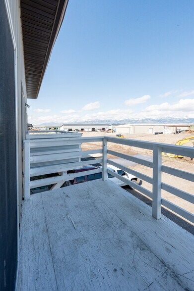 More Photos Of 211 Jetway Dr, Belgrade Flex For Sale