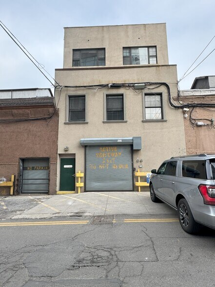 More Photos Of 3 Whale Sq, Brooklyn Warehouse For Lease