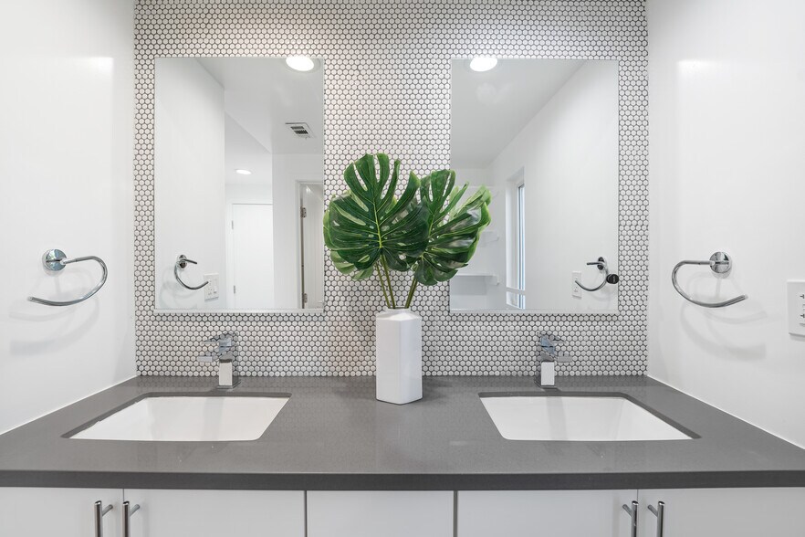 More Photos Of 10706 Camarillo St, Toluca Lake Apartments For Sale