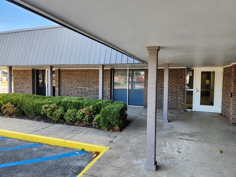 More Photos Of 8740 E 11th St, Tulsa Office For Sale