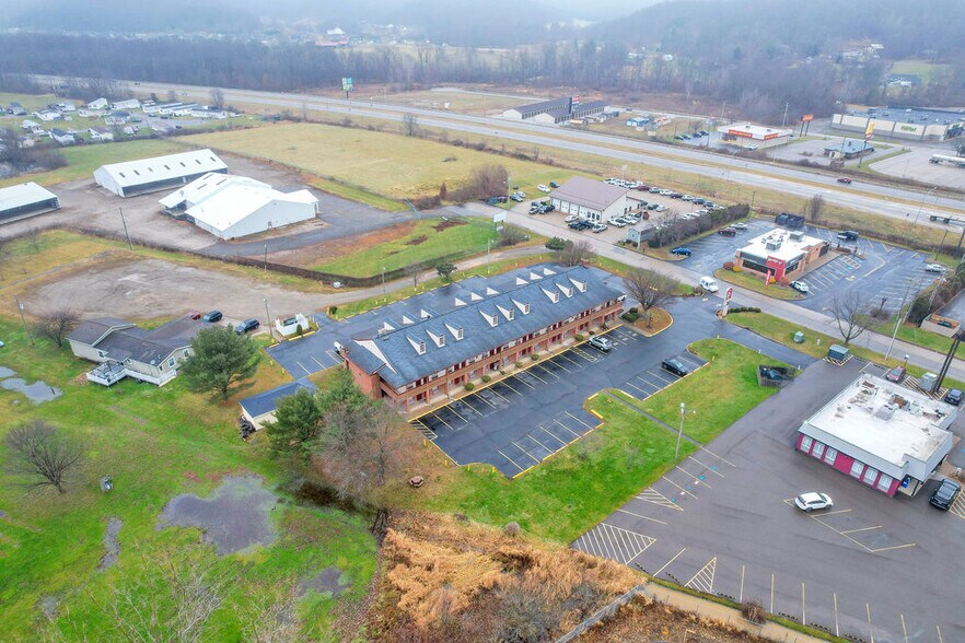 Primary Photo Of 111 W McCauley Dr, Uhrichsville Hotel For Sale