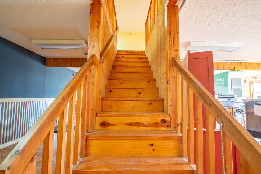 More Photos Of 641 Highland Ave, Vine Grove Freestanding For Sale