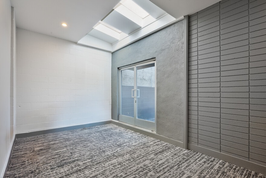 More Photos Of 953 N Cole Ave, Los Angeles Office For Lease