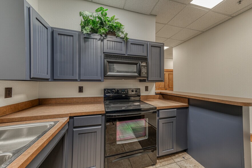 More Photos Of 1916 Martin Dr, Weatherford Office For Lease