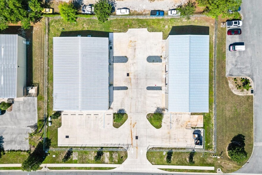 More Photos Of 1818 Greenleaf Ln, Leesburg Warehouse For Lease