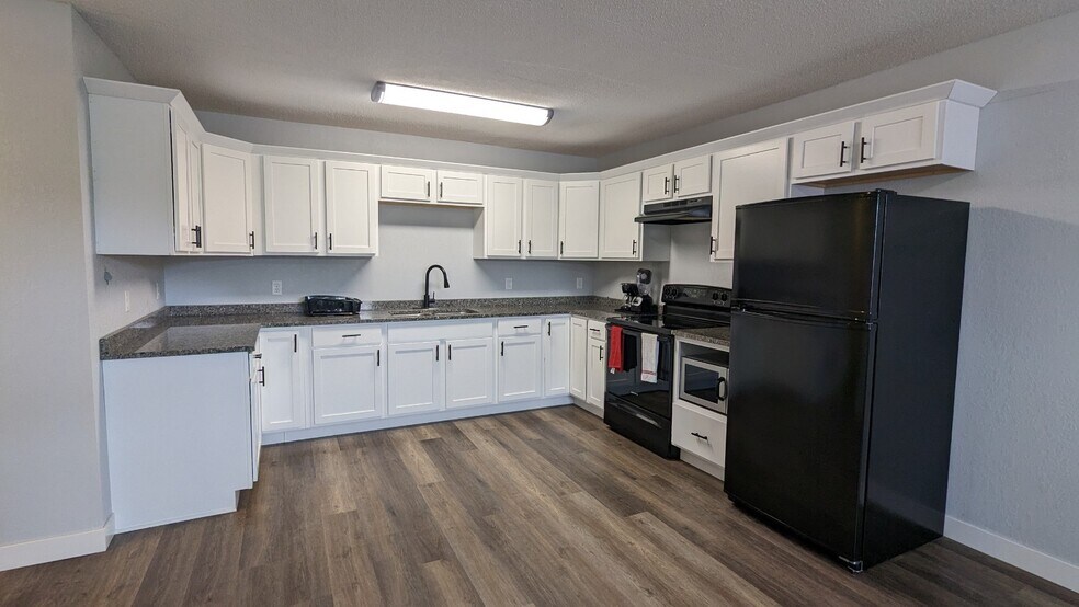 More Photos Of 1955 1st Ave N, Windom Hotel For Sale