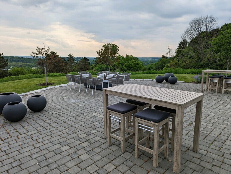 More Photos Of 295 Woodcliff Dr, Fairport Unknown For Lease