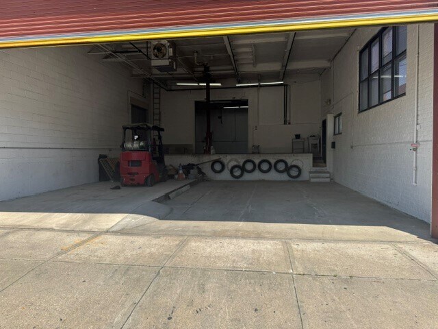 More Photos Of 89-48 129th St, Richmond Hill Warehouse For Lease