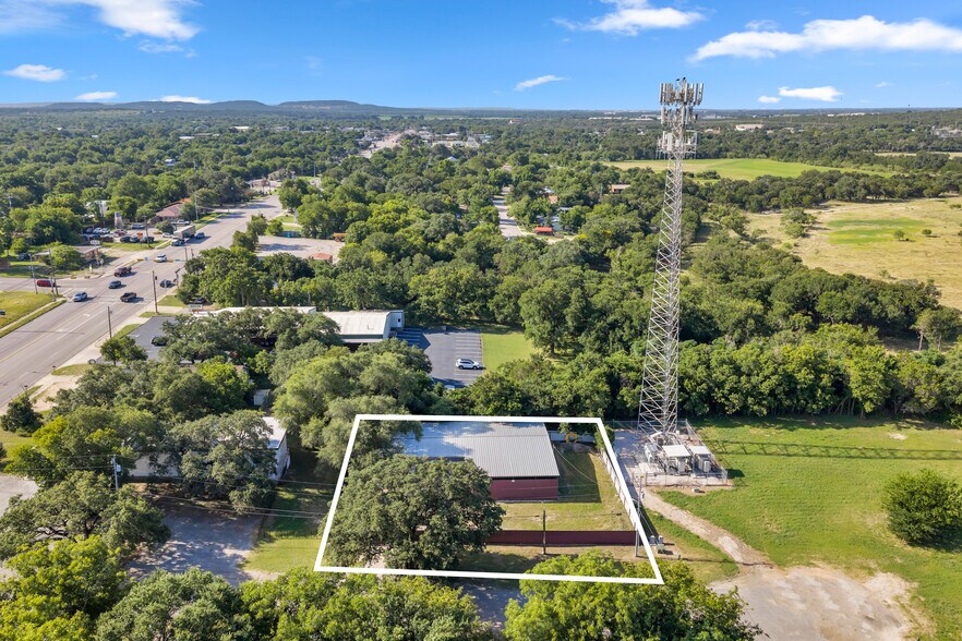 More Photos Of 201 W 9th St, Burnet Warehouse For Sale