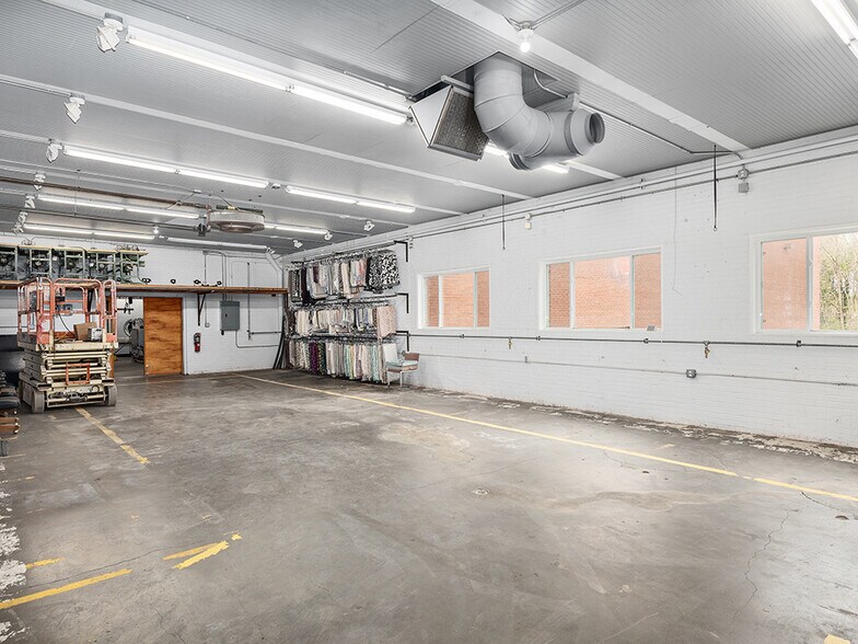 More Photos Of 701 Oriole Dr, Hendersonville Warehouse For Sale