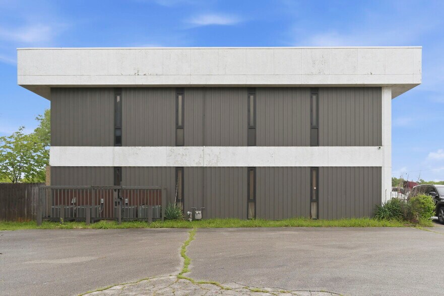 More Photos Of 1331 N Stewart Ave, Springfield Medical For Sale