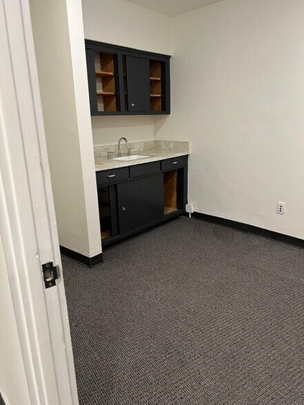 More Photos Of 18437 Saticoy St, Reseda Medical For Lease