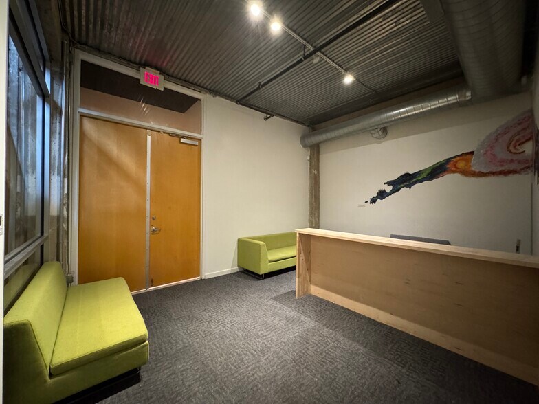 More Photos Of 1900 Main St, Kansas City General Retail For Lease