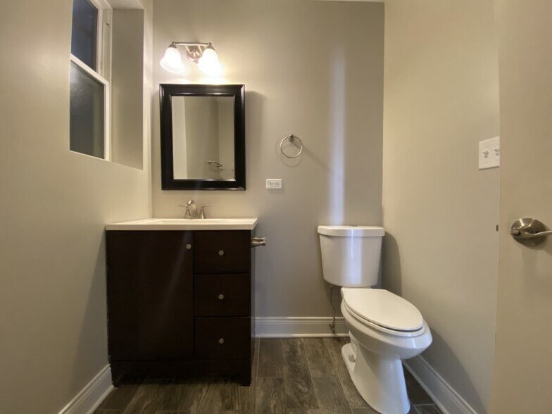 More Photos Of 4401-4403 N Clark St, Chicago Apartments For Lease