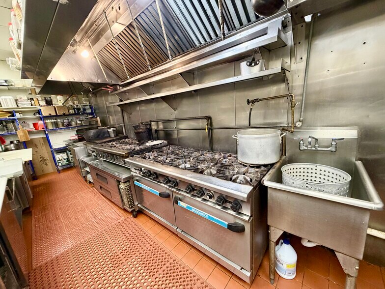 More Photos Of 136-154 Rifle Camp Rd, Woodland Park General Retail For Sale