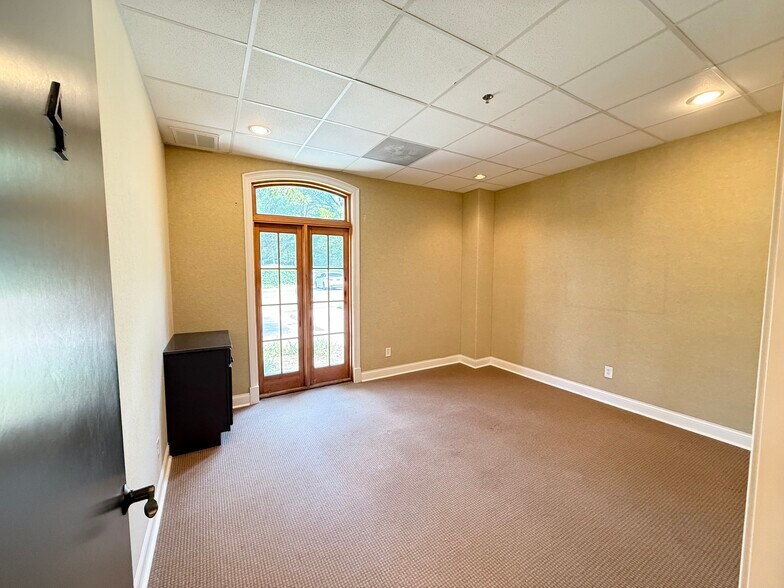 More Photos Of 113-115 W Jackson Ave, Ridgeland Unknown For Lease