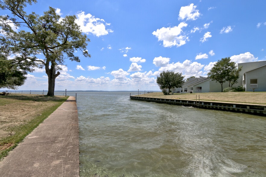 More Photos Of 100 Edgewater Dr, Livingston Apartments For Sale