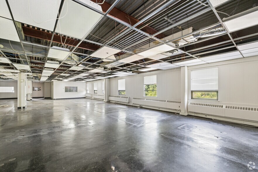 More Photos Of 92 Deerfield Rd, Windsor Unknown For Lease