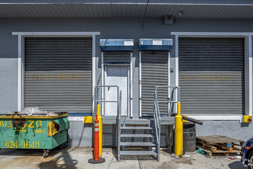 More Photos Of 202-220 Vanderpool St, Newark Warehouse For Lease