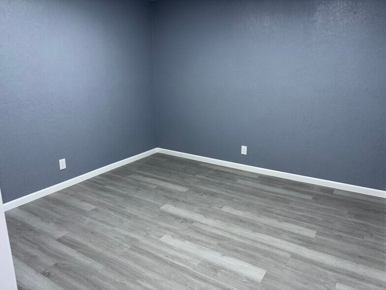 More Photos Of 5270 W Beaver St, Jacksonville Manufacturing For Lease