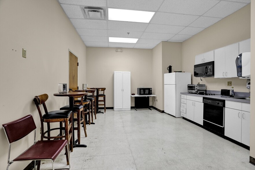 More Photos Of 7375 Adrianne Pl, Bartlett Light Distribution For Lease