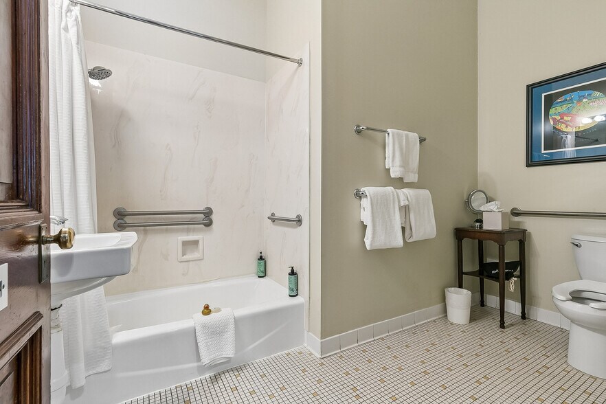 More Photos Of 2727 Saint Charles Ave, New Orleans General Retail For Sale