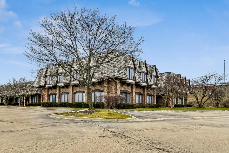 More Photos Of 28085 N Ashley Cir, Libertyville Medical For Sale