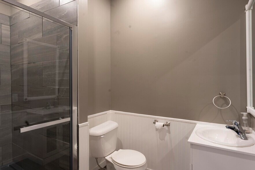 More Photos Of 21 Market Pl, Stratford Storefront Retail Residential For Sale