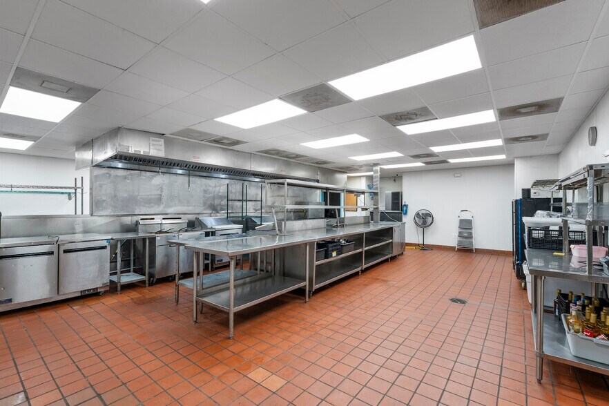 More Photos Of 341 Johnnie Dodds Blvd, Mount Pleasant Restaurant For Sale