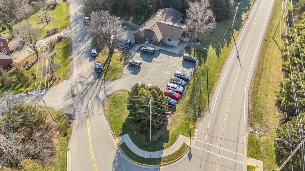 More Photos Of 645 Hawthorne Dr, Omro Veterinarian Kennel For Sale