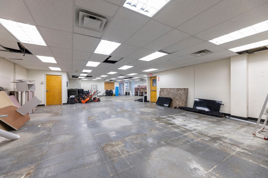 More Photos Of 1320 Eddie Dowling Hwy, Lincoln Showroom For Lease