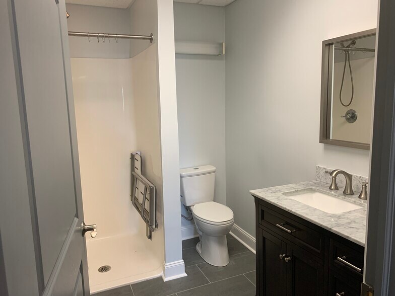 More Photos Of 70 Ridge Rd, Ontario Showroom For Lease