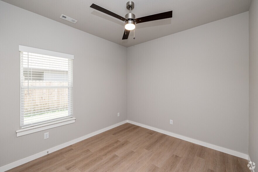 More Photos Of 275 N Hunter St, Farmington Apartments For Sale