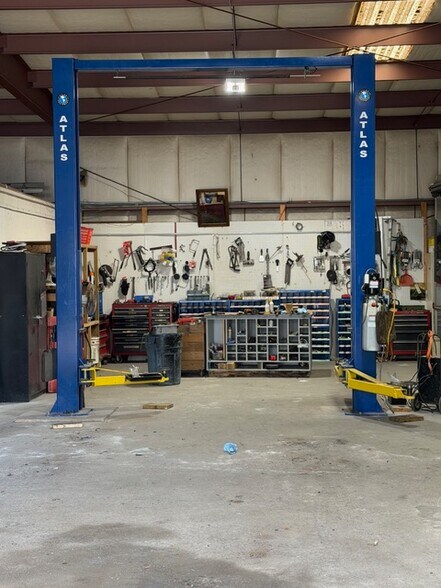 More Photos Of 3928 Ogeechee Rd, Savannah Warehouse For Lease